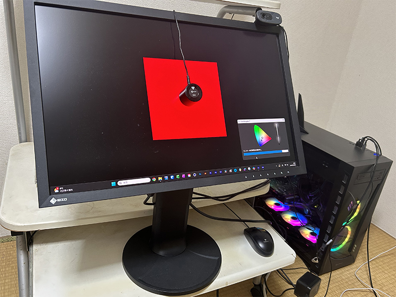 EIZOモニターをキャリブレーション中のデスク環境